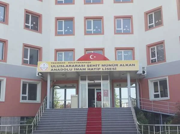 Eski Feyza okul binasının giriş cephesi, Süleymanpaşa (MEB okulunun 2022–2023 kitapçığından; fotoğraf tarihi belirtilmiyor)
