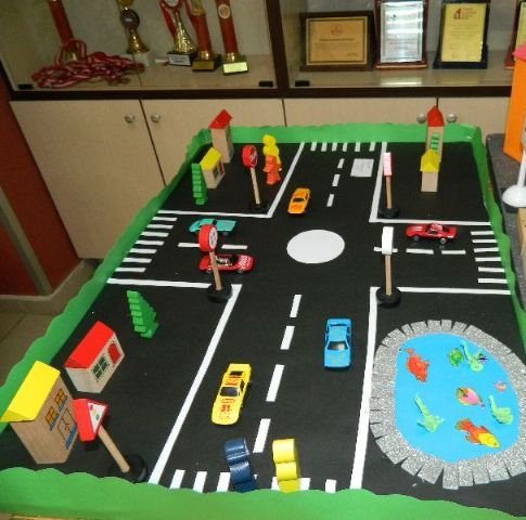 Okulda bir öğrenci proje sergisinden trafik maketi (okulun sitesinden, 2013)