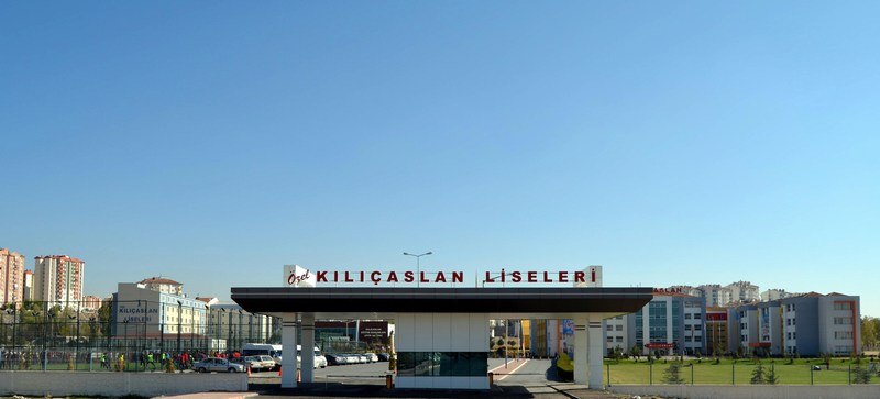 Kılıçaslan Liseleri yerleşkesinin girişi, Kayseri (okulun sitesinden, 2014)