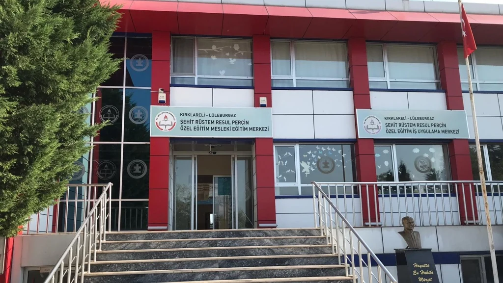 Eski İnci/Fatih okul binasının giriş cephesi, Lüleburgaz (MEB okul sitesinden; fotoğraf tarihi belirtilmiyor)