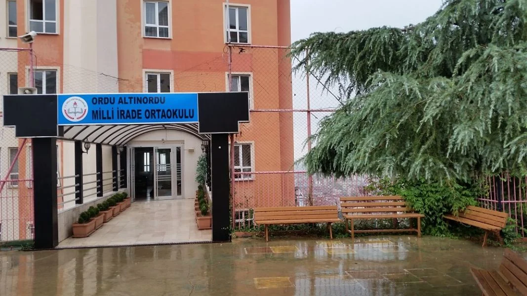 Eski Sahil Koleji girişinde Millî İrade Ortaokulu tabelası, Altınordu (MEB okul sitesinden; fotoğraf tarihi belirtilmiyor)