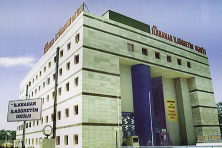 Okulun 1997–2002 arasında kullandığı Çırpan’daki bina, Osmangazi (okulun sitesinden, 2001)