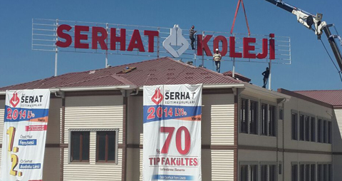 Lise binasına Serhat Koleji tabelası takılırken (kurumun sitesinden, 2014)