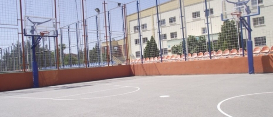 Karşıyaka yerleşkesinde açık spor alanı ve okul binası (okulun sitesinden, 2016)