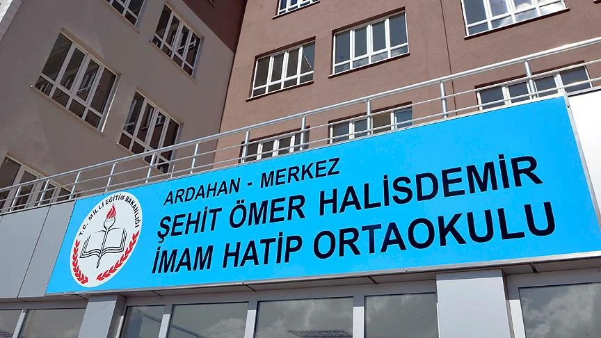 Eski Nehir binasının Şehit Ömer Halisdemir İmam Hatip Ortaokulu tabelasıyla görünümü, Ardahan (Anadolu Ajansı, Eylül 2016)