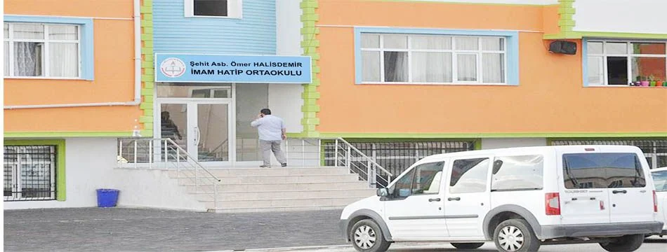 Eski Büyük Kılıçaslan Kolejinin girişinde imam hatip ortaokulu tabelası, Kırşehir (Kırşehir Çiğdem, Ağustos 2016)